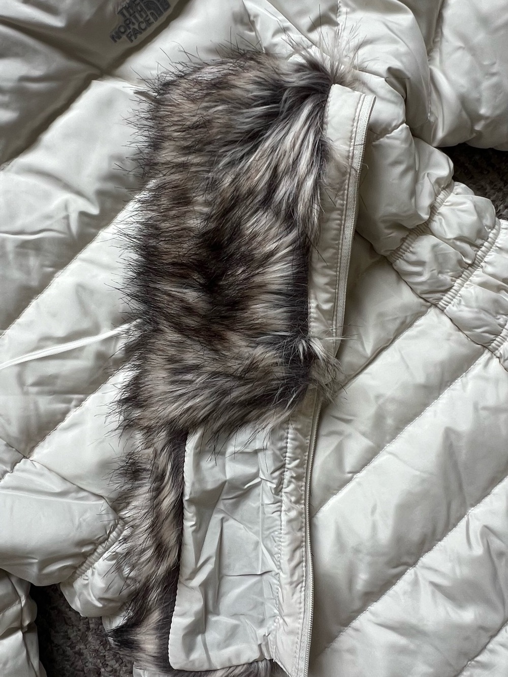 The North Face Women's Cream Quilted Hooded Puffer Jacket - Picture 10 of 10